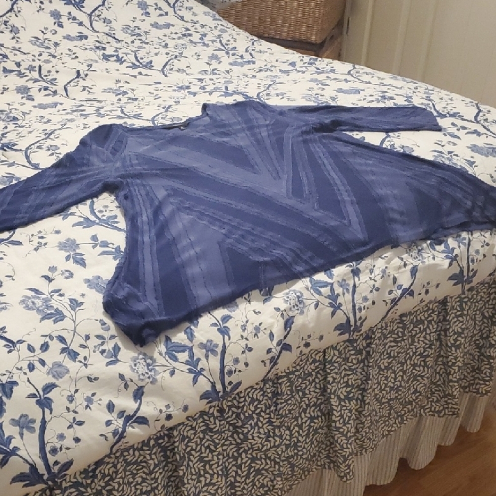 CURATED BY RUA'H KIBRIYA: Blue Rnd-Neck 3/4-Sleeve Sharkbite Top, Raised Designx